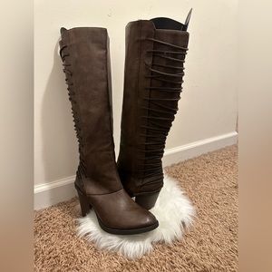 🎄 Mossimo 👢💋 tall string/stretch back heeled boots from target 🎯 . Size 9.